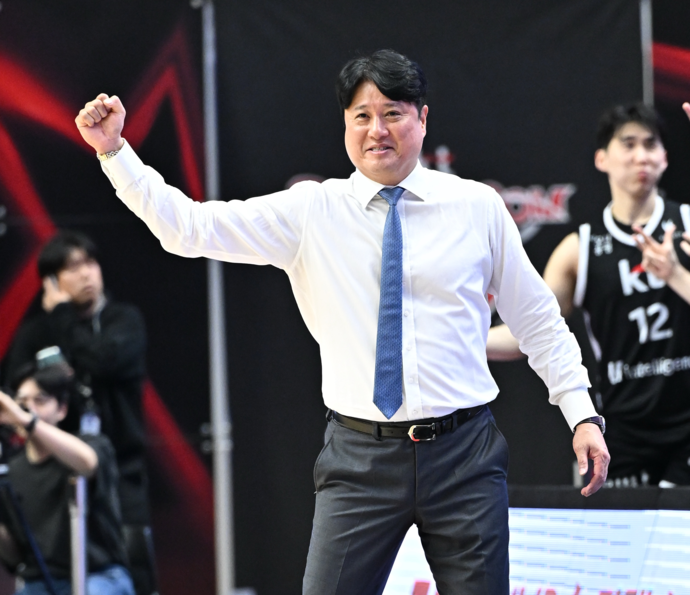 4일 수원 KT소닉붐아레나에서 열린 프로농구 정규리그 부산 KCC와의 홈 개막전서 문경은 KT 감독이 환호하고 있다. 사진=KBL