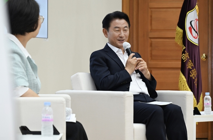김동근 의정부시장이 지난 6월 경기북과학고에서 열린 교육정책 공감토크에서 발언하고 있다. 사진=의정부시청