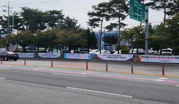 연천군 도로변에 지역 단체들이 ‘농어촌 기본소득 시범사업’ 도입을 촉구하는 현수막을 내걸고 있다. 이석중 기자