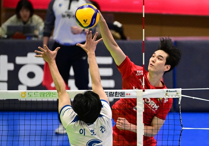 자유계약선수(FA) 시장을 통해 한국전력에서 KB손해보험으로 이적한 임성진(사진 오른쪽). 사진=한국배구연맹