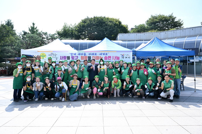 백경현 구리시장이 사랑의 송편 나누기 행사에 참여하여 회원들과 함께 송편을 빚고 있다. 사진=구리시