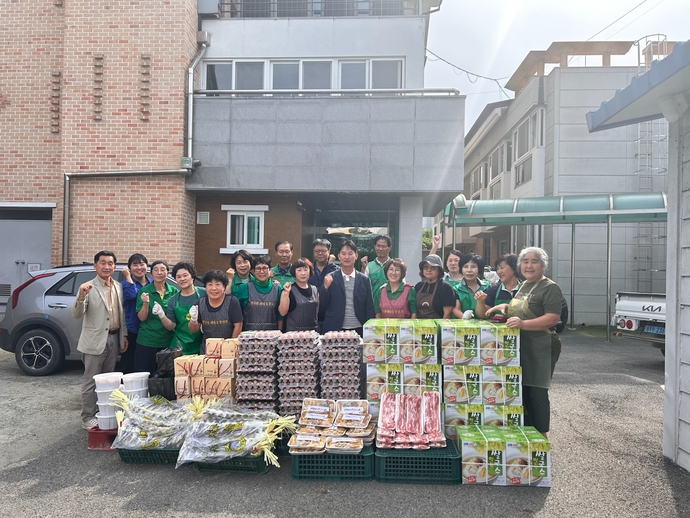 연천군 백학면새마을부녀회 회원들이 지난 2일 관내 취약계층을 위해 정성껏 마련한 명절 음식을 전달하기 전 기념촬영을 하고 있다. 사진=연천군청