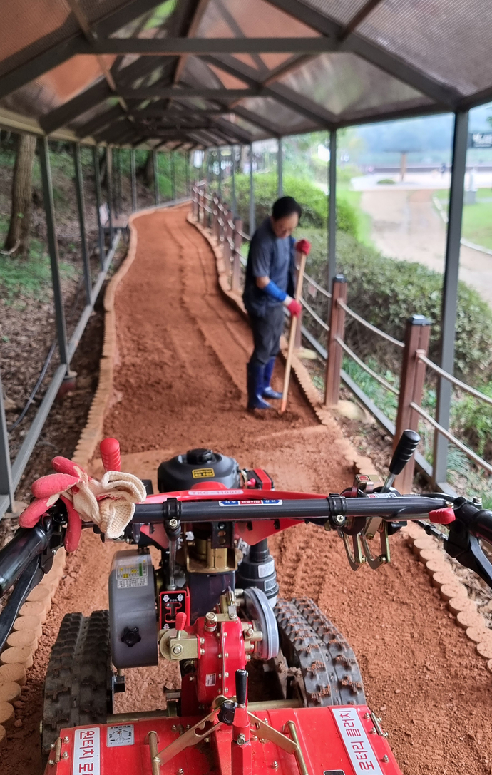 율동공원 내 황톳길에서 흙 뒤집기 작업이 진행중이다. 사진=성남시