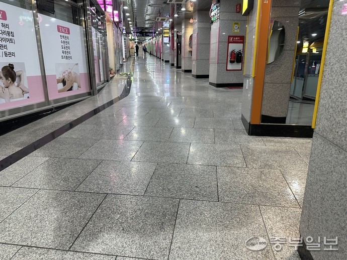 13일 인천 제물포구 숭의동에 소재한 제물포 지하도상가 바닥이 누수로 인해 얼룩져 있다. 사진=노선우 기자