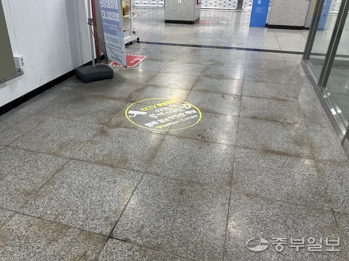 13일 인천 제물포구 숭의동에 소재한 제물포 지하도상가 바닥이 누수로 인해 얼룩져 있다. 사진=노선우 기자