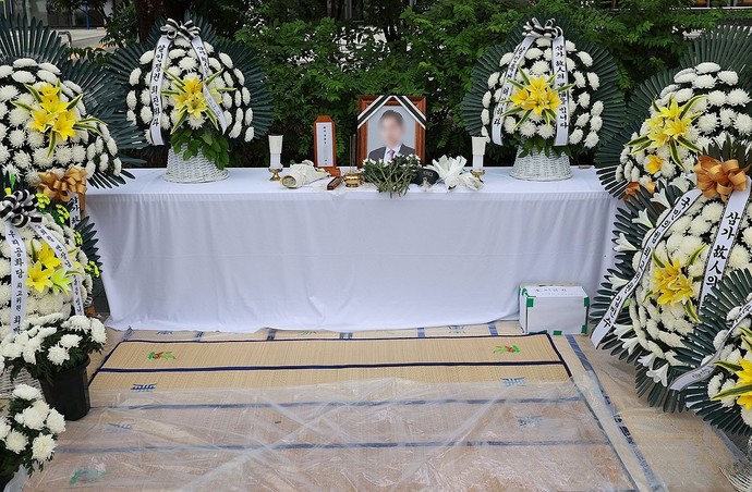 13일 민중기 특별검사팀 사무실이 있는 서울 광화문 KT웨스트빌딩 앞 인도에 '양평 공흥지구 특혜 의혹'과 관련해 수사받다 숨진 채 발견된 양평군 공무원 A씨의 분향소가 마련돼 있다. 사진=연합뉴스