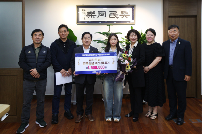 남양주시는 세계 3쿠션 선수권대회서 준우승한 김하은에게 포상금을 전달했다. 김형기(사진 왼쪽부터) 남양주시당구연맹 수석부회장, 유재간 연맹 회장, 주광덕 시장, 김하은 과 윤성현(사진 맨 오른쪽) 남양주체육회장. 사진=남양주시청