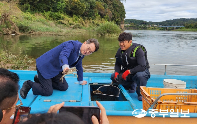 김동연 경기도지사가 14일 연천군 미산면 아미리 임진강 현장을 찾아 청년 어부로부터 수위 변동과 어획 상황을 듣고 청년어부가 직접 잡은 게를 들어 보이고 있다. 사진=이석중기자