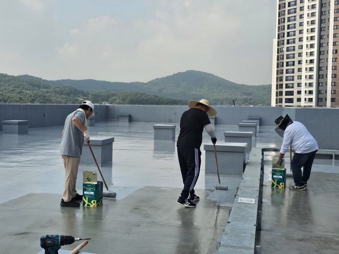 파주교육지원청 학교시설개선과 주무관들이 최근  집중호우에 따른 옥상 누수로 교실과 복도에 빗물이 누수된 심학중학교에서 직접 보수공사를 진행하고 있다. 사진=파주교육청