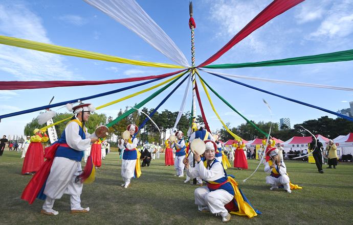 지난해 10월 제12회 연수 능허대 문화축제 사진공모전에서 대상을 차지한 박선영 씨의 작품. 백제사진 퍼레이드 일환으로 열린 단심줄놀이의 흥겨운 장면을 포착했다.
