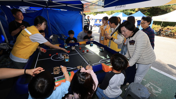 신계용 과천시장이 2024년 열린 과천시 토리아리 과학축제에서 부스에 참여한 아이들과 이야기 나누고 있다.사진=과천시