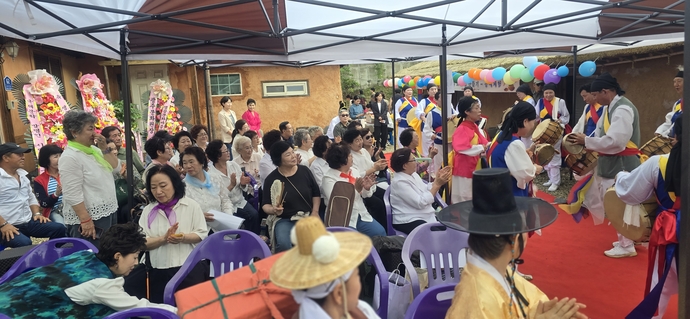 지난 11일 광주시 곤지암읍 생골문화마을에서 열린 ‘제5회 생골문화마을 전통문화축제’에서 방문객들이 길놀이 풍물굿패 공연을 즐기고 있다. 사진=생골문화마을