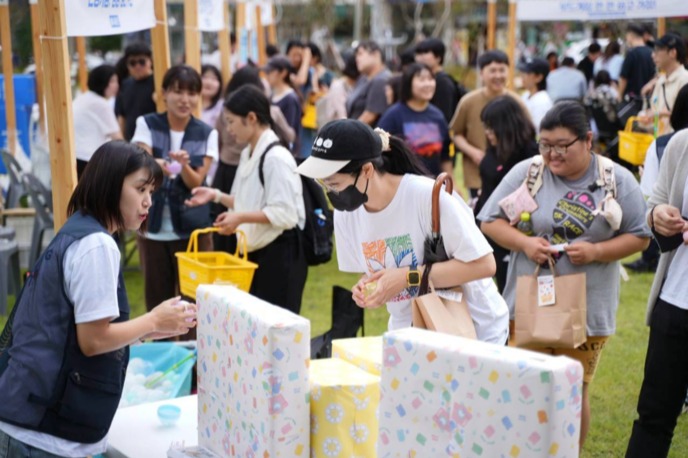지난달 20일 인천 부평구 산곡동에 소재한 뫼골공원에서 열린 ‘찾아가는 청년정책 팝업스토어-청년정책, 장보러가장!’ 1회차 진행 모습. 사진=부평구청