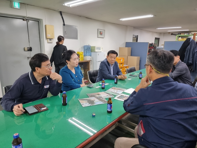 서지영 인천 서구의원이 지난 15일 서구 원창로64번길 일대를 방문해 침수 피해 원인 파악과 재발 방지 대책 수립 등을 위한 간담회를 진행하고 있다.  사진=서구의회