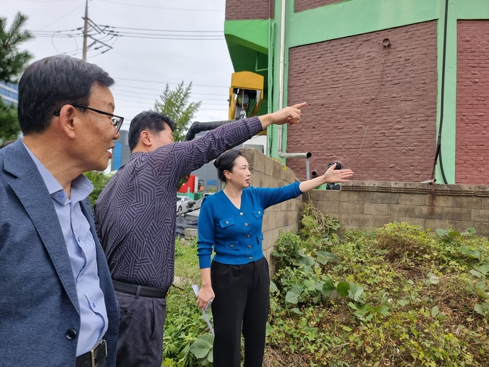 서지영 인천 서구의원이 지난 15일 서구 원창로64번길 일대를 방문해 침수 피해 현장 등을 살피고 있다.  사진=서구의회