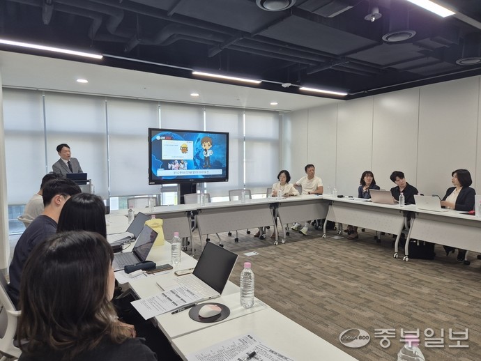 지난달 26일 마이크로러닝 수요자 맞춤형 관련 사전 검토가 진행된 가운데 이주석 크리에이터가 ‘공사의 마무리(준공서류와 준공정산)’ 영상을 시연하고 있다. 이성관 기자