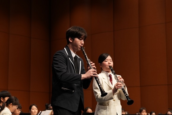 미담청소년 윈드오케스트라에 참여 중인 나예준(광남고등학교 3학년) 군이 공연에서 클라리넷을 연주하고 있다. 사진=나예준 군