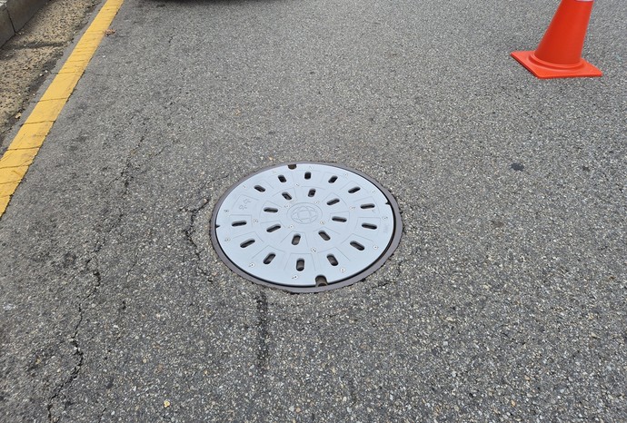 안양시 수원지법 안양지원 옆 도로에 설치한 맨홀충격방지구 실증 사진=안양시