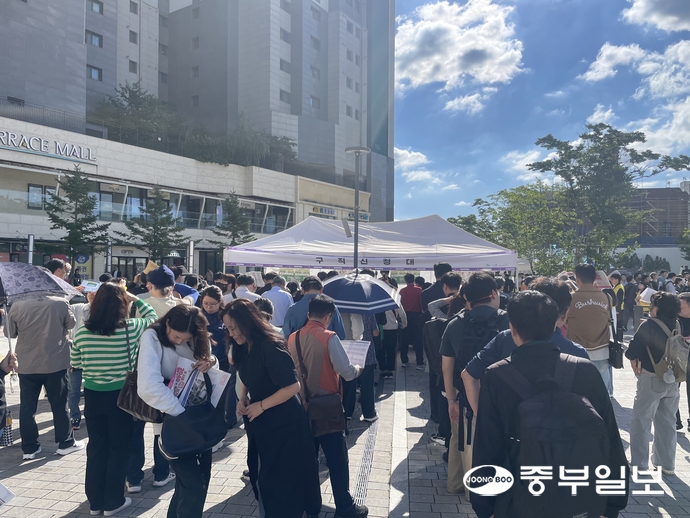 16일 시흥 대야삼2어린이공원에서 열린 ‘2025 K-시흥 2040 플러스 경기도 5070 일자리박람회’에서 구직신청대를 기다리는 긴 줄이 이어지고 있다. 손용현기자