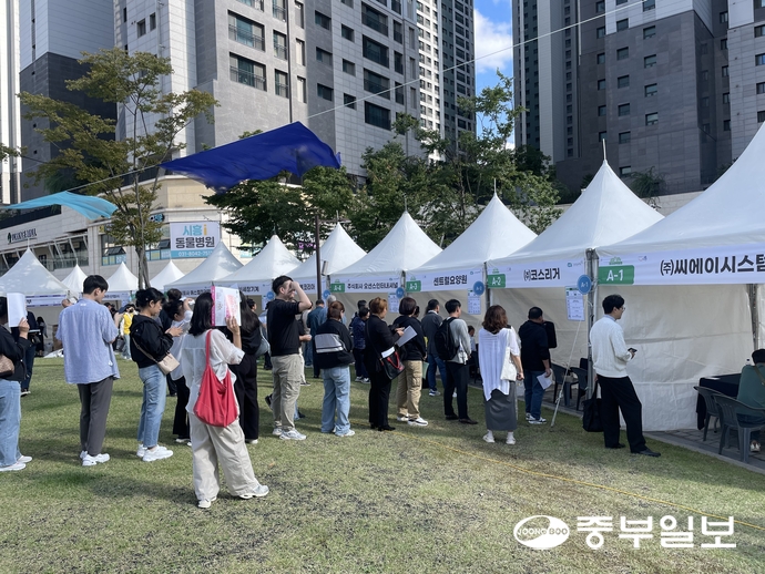 16일 시흥 대야삼2어린이공원에서 열린 ‘2025 K-시흥 2040 플러스 경기도 5070 일자리박람회’에서 구직자들이 기업 면접 부스 앞에서 순서를 기다리고 있다. 손용현기자