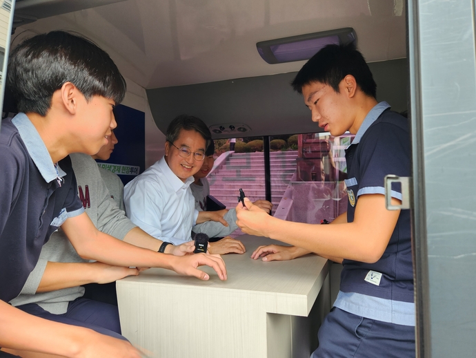 김동연 경기도지사가 16일 동두천중학교를 방문해 학생들과 ‘달달버스’ 안에서 대화를 나누고 있다. 사진=이석중기자