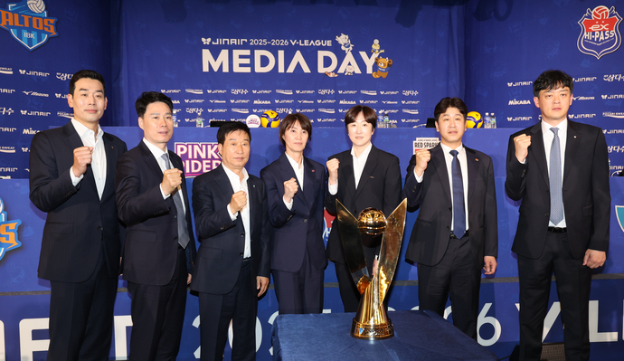 16일 서울 호텔리베라 청담에서 열린 ‘진에어 2025~2026 V-리그 여자부 미디어데이’에서 정관장 고희진(사진 왼쪽부터)·현대건설 강성형·IBK기업은행 김호철·흥국생명 요시하라 토모코·페퍼저축은행 장소연·한국도로공사 김종민·GS칼텍스 이영택 감독이 기념촬영하고 있다. 연합
