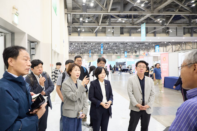 유진선 의장을 비롯해 신현녀 경제환경위원장, 김윤선 도시건설위원장 등 참석자들이 벡스코(BEXCO) 관계자의 설명을 듣고 있다.