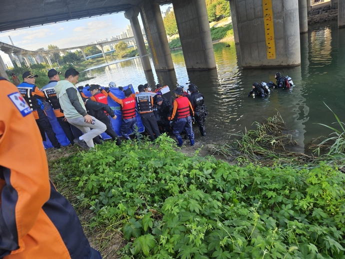 17일 오전 소방당국이 의정부시 장암동 동막교 인근 중랑천 하류에서 시신을 발견해 수습하고 있다. 사진=경기도북부소방재난본부