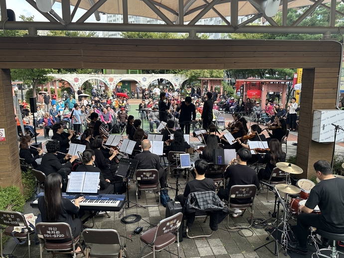 주택관리공단 광명하안13단지 주거행복지원센터가 최근 찾아가는 작은음악회 행사로 
            광명시민오케스트라의 음악회를 진행하고 있다. 사진=주택관리공단