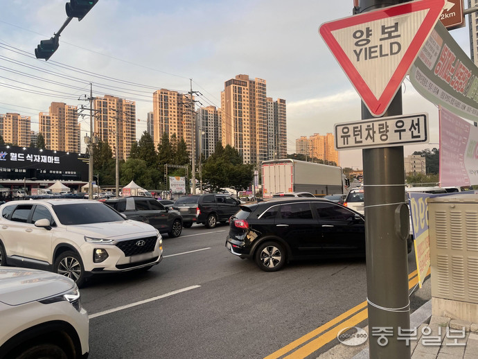 지난 25일 오전 오산시 가장교차로 인근 도로가 유턴차량과 우회전차량으로 출근길 교통정체가 극심한 모습을 보이고 있다. 김이래기자