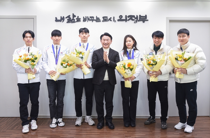 김동근 의정부시장(가운데)이 의정부시청 빙상팀 감독 및 선수들과 기념 촬영을 하고 있다. 사진=의정부시청