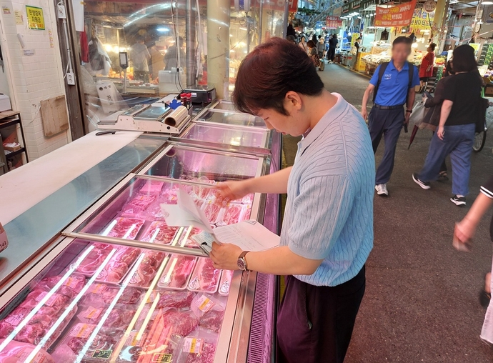 국립농산물품질관리원 경기지원 관계자가 관내 한 축산물 판매 업체에서 원산지 표시 점검을 진행하고 있다. 사진=국립농산물품질관리원 경기지원