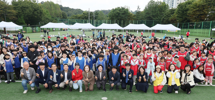 지난 18일 인천 부평구 십정동 백운공원에서 열린 ‘제9회 부평구지역아동센터 명랑운동회’에서 차준택 구청장 등 참석자들이 기념 촬영을 하고 있다. 사진 =부평구청