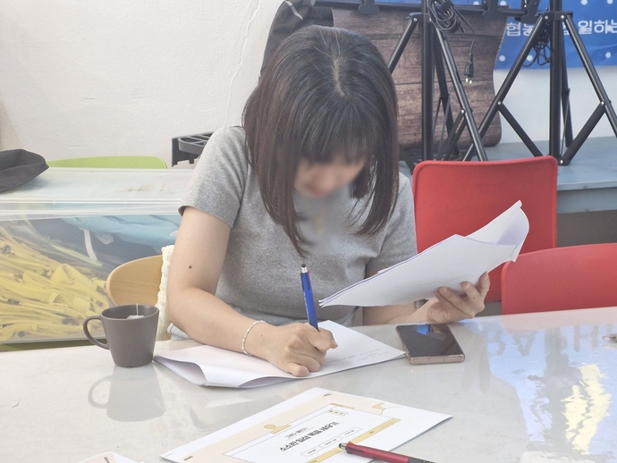 성남시에 위치한 사회적협동조합 일하는학교와 중부일보의 협업 프로그램 ‘모멘텀’에 참여한 한 청년이 일상 목표 세우기 활동을 하고 있다. 사진=일하는학교