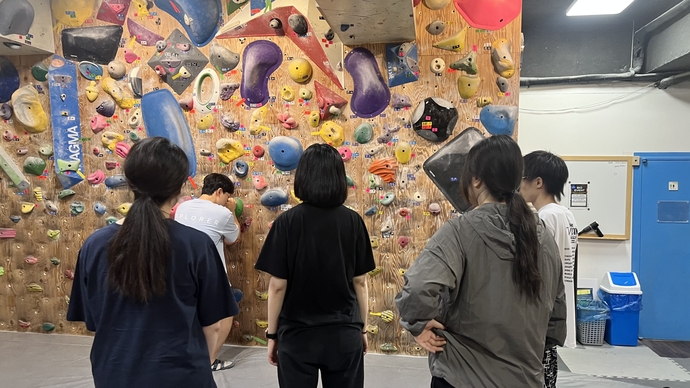 ‘모멘텀’에 참여한 청년들이 운동소모임 활동으로 실내스포츠인 클라이밍 수업을 듣고 있다. 사진=일하는학교