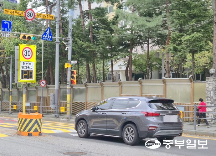 20일 오전 용인시 수지구 상현동의 한 어린이보호구역에 현재 주행 중인 차량 속도가 표시되는 표지판이 설치돼 있다. 경찰청 지침에 따르면 표지판에 주행 속도가 표시된 표지판도 철거·정비 대상에 포함된다. 노경민기자