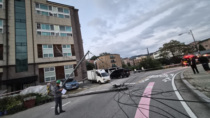 20일 오후 4시 24분께 운행 중이던 화물차에 실린 탑재물이 전선에 걸리면서 인근 전신주 4개와 가로등 1개, 통신선 2개가 전도됐다.