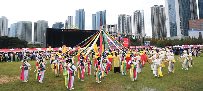 지난 18일 인천 연수구 송도달빛축제공원에서 능허대 문화축제 ‘백제사신 퍼레이드’ 일환으로 단심줄놀이가 펼쳐지고 있다. 사진=연수구청