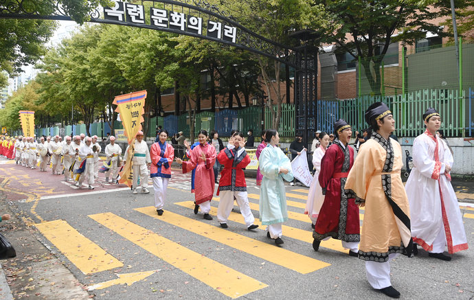 지난 18일 인천 연수구 옥련 문화의 거리 일대에서 능허대 문화축제 하이라이트인 ‘백제사신 퍼레이드’가 펼쳐지고 있다. 사진=연수구청