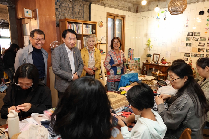김찬진 인천 동구청장이 지난 18일 열린 제3회 배다리축제에 참여해 주민들과 이야기를 나누고 있다. 사진=동구청