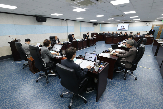 지난 17일 인천 동구의회에서 장수진 위원장 주재로 복지환경도시위원회 회의가 열리고 있다. 이날 복지환경도시위는 윤재실 의원이 발의한 ‘동구 돌봄통합 지원에 관한 조례안’ 등 7건의 안건을 심사했다. 사진=동구의회 
