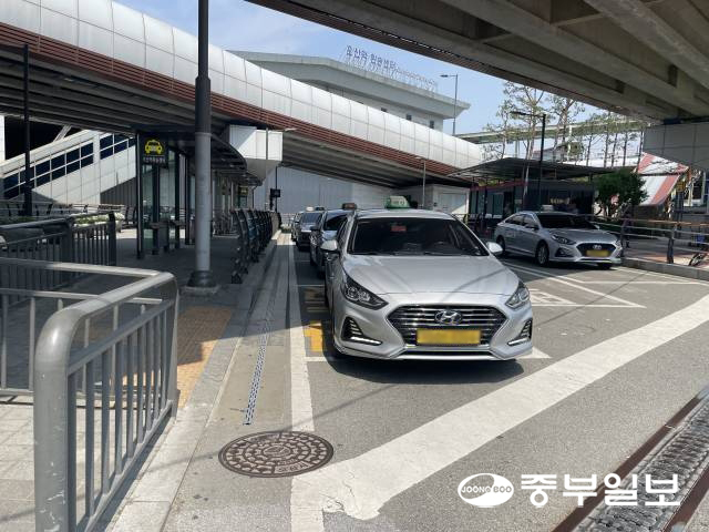 오산역 환승센터에 택시들이 줄지어 서있다. 김이래기자