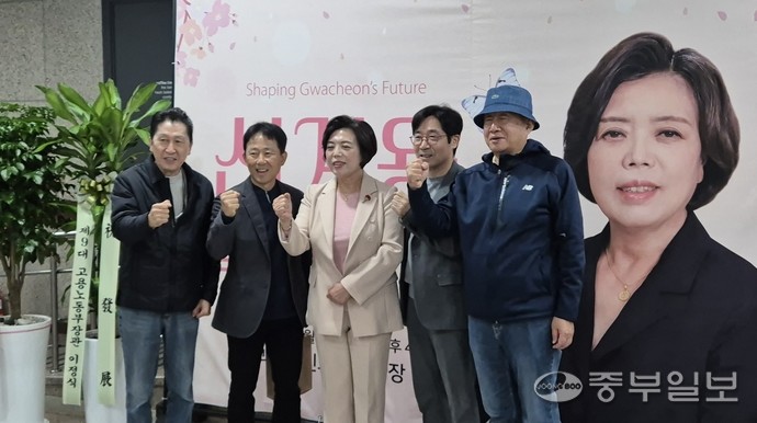 21일 과천시민회관 3층 소극장에서 출판 기념회를 연 신계용 과천시장(가운데)이 방문객들과 기념 촬영을 하고 있다. 사진=하재홍기자