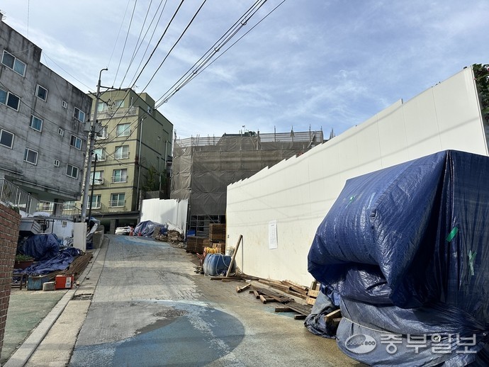 21일 오전 인천 미추홀구 도화동 내 주거밀집지역과 수봉마을 커뮤니티센터 공사 현장이 맞닿아 있다. 사진=장수빈 기자