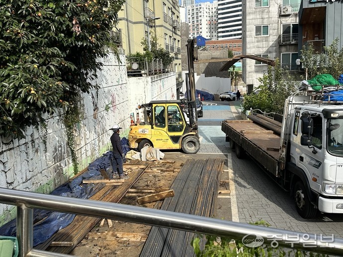 인천 미추홀구 수봉마을 커뮤니티센터 조성공사에 사용하는 건설 부자재가 주민들이 이용하는 주차공간을 점유하고 있다. 사진=장수빈 기자