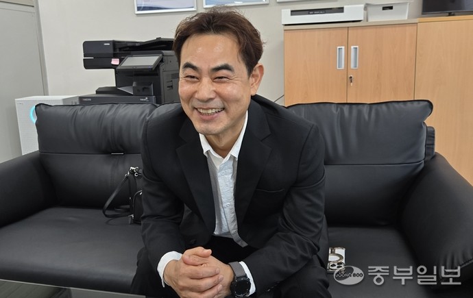 길도연 의정부시장애인수영연맹 회장이 중부일보와 인터뷰를 하고 있다. 사진=박홍기기자