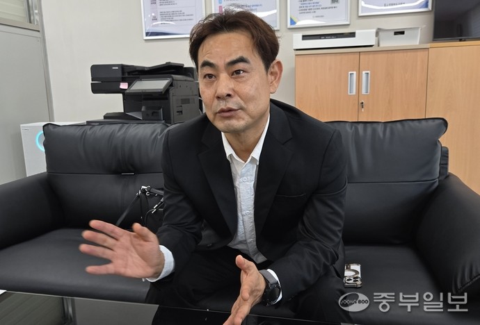 길도연 의정부시장애인수영연맹 회장이 중부일보와 인터뷰를 하고 있다. 사진=박홍기기자