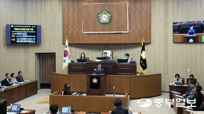 김태흥 의원이 22일 의왕시의회 제315회 임시회 제1차 본회의에서 5분 자유발언을 통해 백운호수공원 잔디광장 부실시공 의혹과 설계기준 미준수 문제를 지적하고 있다. 손용현기자