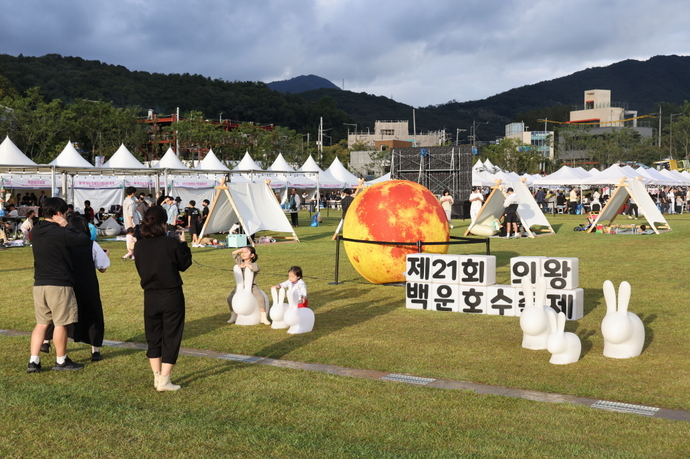 지난달 백운호수공원 잔디광장에서 열린 ‘제21회 의왕백운호수축제’에서 시민들이 포토존과 체험 부스를 즐기고 있다. 사진=의왕시청