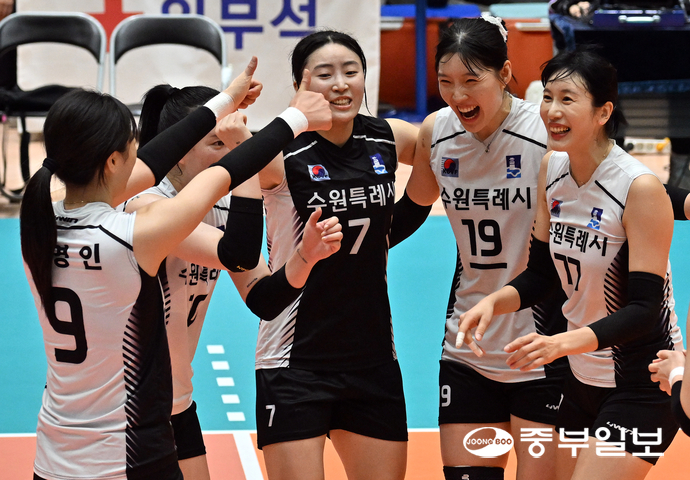 22일 오후 부산교육청학생교육문화회관에서 열린 제106회 전국체육대회 배구 여자일반부 결승 경기에서 수원시청 선수들이 득점에 성공한 뒤 환호하고 있다. 부산=김경민기자